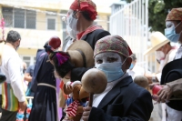 20210603. Tuxtla G. Jueves de Corpus. La comunidad Zoque realiza el recorrido tradicional con el rostro manchado de blanco durante estas celebraciones tradicionales