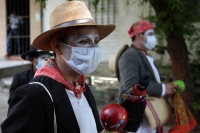 20210603. Tuxtla G. Jueves de Corpus. La comunidad Zoque realiza el recorrido tradicional con el rostro manchado de blanco durante estas celebraciones tradicionales