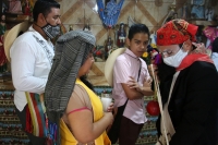 20210603. Tuxtla G. Jueves de Corpus. La comunidad Zoque realiza el recorrido tradicional con el rostro manchado de blanco durante estas celebraciones tradicionales