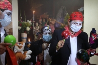 20210603. Tuxtla G. Jueves de Corpus. La comunidad Zoque realiza el recorrido tradicional con el rostro manchado de blanco durante estas celebraciones tradicionales