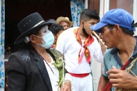 20210603. Tuxtla G. Jueves de Corpus. La comunidad Zoque realiza el recorrido tradicional con el rostro manchado de blanco durante estas celebraciones tradicionales