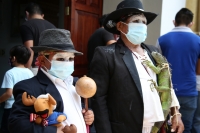20210603. Tuxtla G. Jueves de Corpus. La comunidad Zoque realiza el recorrido tradicional con el rostro manchado de blanco durante estas celebraciones tradicionales