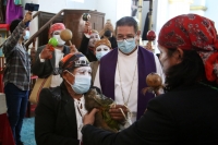 20210603. Tuxtla G. Jueves de Corpus. La comunidad Zoque realiza el recorrido tradicional con el rostro manchado de blanco durante estas celebraciones tradicionales