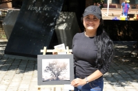 Domingo 5 de noviembre del 2017. Tuxtla Gutiérrez. Artistas plásticos, creadores y fotógrafos, estos últimos presentan la exposición basada en Pedro Paramo de Juan Julfo durante la mañana en el mercadito cultural dominical en la calzada de los Hombr