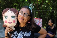 Domingo 5 de noviembre del 2017. Tuxtla Gutiérrez. Artistas plásticos, creadores y fotógrafos, estos últimos presentan la exposición basada en Pedro Paramo de Juan Julfo durante la mañana en el mercadito cultural dominical en la calzada de los Hombr
