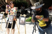 Domingo 5 de noviembre del 2017. Tuxtla Gutiérrez. Artistas plásticos, creadores y fotógrafos, estos últimos presentan la exposición basada en Pedro Paramo de Juan Julfo durante la mañana en el mercadito cultural dominical en la calzada de los Hombr