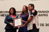 Jueves 28 de diciembre del 2017. Tuxtla Gutiérrez. Los voluntarios de la Cruz Roja de Chiapas son incentivados con un reconocimiento otorgado por el Congreso local por la ayuda prestada durante el fuerte temblor en 7 de septiembre en el sureste de Méxic