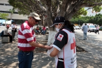 Miércoles 1 de abril del 2020. Tuxtla Gutiérrez. Voluntarios de la Cruz Roja Mexicana reparten gel anti-bacteria entre as personas que se encuentran en la Plaza Central de la ciudad para prevenir posibles contagios de Covid-19