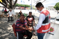 Miércoles 1 de abril del 2020. Tuxtla Gutiérrez. Voluntarios de la Cruz Roja Mexicana reparten gel anti-bacteria entre as personas que se encuentran en la Plaza Central de la ciudad para prevenir posibles contagios de Covid-19