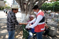 Miércoles 1 de abril del 2020. Tuxtla Gutiérrez. Voluntarios de la Cruz Roja Mexicana reparten gel anti-bacteria entre as personas que se encuentran en la Plaza Central de la ciudad para prevenir posibles contagios de Covid-19