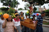 Domingo 30 de junio del 2013. Tuxtla Gutiérrez, Chiapas. A pesar de la problemática social que impera en Chiapas, aun es posible encontrar el fervor religioso a la vuelta de la esquina. Imagen tomada en las cercanías de la Colonia 24 de Junio.