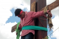 Miércoles 6 de junio del 2018. San Cristóbal de las Casas Un miembro de la Asamblea Nacional de Usuarios de Energí­a Eléctrica continúan con las jornadas de resistencia crucificando a uno de sus miembros