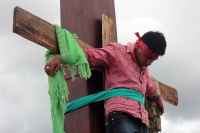 Miércoles 6 de junio del 2018. San Cristóbal de las Casas Un miembro de la Asamblea Nacional de Usuarios de Energí­a Eléctrica continúan con las jornadas de resistencia crucificando a uno de sus miembros