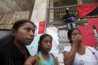 Martes 2 de diciembre del 2014. Tuxtla Gutiérrez. Familiares del líder campesino Florentino Gómez Girón preso por varios delitos, se crucifican en la entrada del congreso local para exigir a las autoridades que sea liberado del Penal El Amate. Martes 2 de diciembre del 2014. Tuxtla Gutiérrez. Familiares del líder campesino Florentino Gómez Girón preso por varios delitos, se crucifican en la entrada del congreso local para exigir a las autoridades que sea liberado del Penal El Amate.
