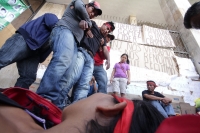 Martes 2 de diciembre del 2014. Tuxtla Gutiérrez. Familiares del lÃder campesino Florentino Gómez Girón preso por varios delitos, se crucifican en la entrada del congreso local para exigir a las autoridades que sea liberado del Penal El Amate. Martes 2 de diciembre del 2014. Tuxtla Gutiérrez. Familiares del lÃder campesino Florentino Gómez Girón preso por varios delitos, se crucifican en la entrada del congreso local para exigir a las autoridades que sea liberado del Penal El Amate.