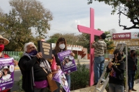 20200114. Tuxtla G. La Cruz Memorial por los femenicidios en Chiapas se instala enfrente de las instalaciones del Instituto del Deporte