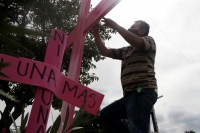 20200114. Tuxtla G. La Cruz Memorial por los femenicidios en Chiapas se instala enfrente de las instalaciones del Instituto del Deporte