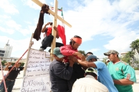 Lunes 3 de octubre. Indígenas crucificados.