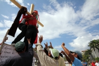 Lunes 3 de octubre. Indígenas crucificados.