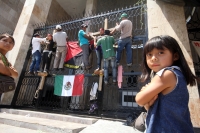 Lunes 25 de mayo del 2015. Tuxtla Gutiérrez. Familiares del joven inmolado en el mes de diciembre, miembros del FPRFM, exigen la cancelación de las órdenes de aprensión y el cumplimiento de minutas y demandas sociales crucificando simbólicamente a varias Lunes 25 de mayo del 2015. Tuxtla Gutiérrez. Familiares del joven inmolado en el mes de diciembre, miembros del FPRFM, exigen la cancelación de las órdenes de aprensión y el cumplimiento de minutas y demandas sociales crucificando simbólicamente a varias