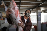 20210223. Tuxtla G. La venta de pescados al inicio de la cuaresma en Chiapas