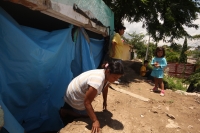 Lunes 13 de agosto del 2012.. Tuxtla Gutiérrez, Chiapas. Familias de escasos recursos asentadas en la Colonia La Cueva del Jaguar piden a las autoridades locales que se les proporcione ayuda humanitaria después de las lluvias de las últimas horas en la ca Lunes 13 de agosto del 2012.. Tuxtla Gutiérrez, Chiapas. Familias de escasos recursos asentadas en la Colonia La Cueva del Jaguar piden a las autoridades locales que se les proporcione ayuda humanitaria después de las lluvias de las últimas horas en la ca