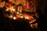 Domingo 30 de abril del 2017. Tuxtla Gutiérrez. La visita a la  Cueva de los Ramilletes se realiza en la víspera de día de la Santa Cruz en donde la comunidad  Zoque realiza la ofrenda  dentro de los ritos propiciatorios de esta comunidad de la depresión 