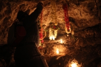 Domingo 30 de abril del 2017. Tuxtla Gutiérrez. La visita a la Cueva de los Ramilletes se realiza en la vÃspera de dÃa de la Santa Cruz en donde la comunidad Zoque realiza la ofrenda dentro de los ritos propiciatorios de esta comunidad de la depresión cen Domingo 30 de abril del 2017. Tuxtla Gutiérrez. La visita a la Cueva de los Ramilletes se realiza en la vÃspera de dÃa de la Santa Cruz en donde la comunidad Zoque realiza la ofrenda dentro de los ritos propiciatorios de esta comunidad de la depresión cen