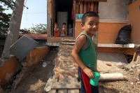Martes 14 de abril del 2015. Tuxtla Gutiérrez. Habitantes de la colonia Cueva del Jaguar continúan viviendo en condiciones de riesgo entre casas que han sido afectadas por los derrumbes en años anteriores en el oriente sur de la capital del estado de Chia Martes 14 de abril del 2015. Tuxtla Gutiérrez. Habitantes de la colonia Cueva del Jaguar continúan viviendo en condiciones de riesgo entre casas que han sido afectadas por los derrumbes en años anteriores en el oriente sur de la capital del estado de Chia