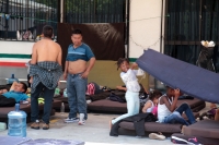 Miércoles 19 de junio del 2019. Tuxtla Gutiérrez Migrantes Hindúes, caribeños y centroamericanos esperan definir su estatus migratorio en la estación del INM El Cupape bajo el calor del centro de Chiapas.
