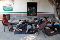 Miércoles 19 de junio del 2019. Tuxtla Gutiérrez Migrantes Hindúes, caribeños y centroamericanos esperan definir su estatus migratorio en la estación del INM El Cupape bajo el calor del centro de Chiapas.