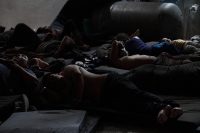 Domingo 16 de junio del 2019. Tuxtla Gutiérrez. Los migrantes asegurados en las últimas horas duermen en la estación migratoria El Cupape antes de ser trasladados al albergue provisional en la Arena Metropolitana Cuesy