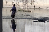 Miércoles 11 de marzo del 2015. Tuxtla Gutiérrez. Una persona camina entre el agua de lo que fuera el rio Sabinal después de caer al interior de la estructura que contiene el flujo en las cercanías del Parque de Convivencia Infantil.