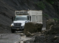 Domingo 17 de julio. Los constantes derrumbes en la carretera entre Chicoasen y Copainala ocasionan que el tráfico vehicular se vuelva peligroso y ponga en riesgo las comunicaciones en la zona de los Mezcalapas.