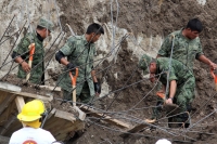 Lunes 13 de Junio del 2011 Cuatro obreros fallecen sepultados  en la construcción en los muros de contención del rió sabinal que su ubica en la 4 norte esquina con 10 oriente.