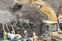 Lunes 13 de Junio del 2011 Cuatro obreros fallecen sepultados  en la construcción en los muros de contención del rió sabinal que su ubica en la 4 norte esquina con 10 oriente.