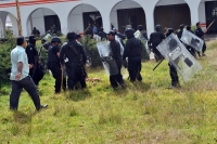 Miércoles 5 de diciembre del 2012. San Cristóbal de las Casas, Chiapas. IndÃgenas del Rancho Ellar, fueron citados a una mesa de negociación esta mañana en la Unidad Administrativa y fueron esperados por elementos de la PolicÃa Estatal quienes detuvieron Miércoles 5 de diciembre del 2012. San Cristóbal de las Casas, Chiapas. IndÃgenas del Rancho Ellar, fueron citados a una mesa de negociación esta mañana en la Unidad Administrativa y fueron esperados por elementos de la PolicÃa Estatal quienes detuvieron