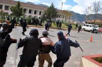 Miércoles 5 de diciembre del 2012. San Cristóbal de las Casas, Chiapas. Indígenas del Rancho Ellar, fueron citados a una mesa de negociación esta mañana en la Unidad Administrativa y fueron esperados por elementos de la Policía Estatal quienes detuvieron 