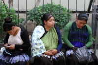 Martes 16 de octubre del 2018. Tuxtla Gutiérrez. Los desplazados indí­genas de Los Altos de Chiapas intentan sobrellevar la cotidianidad del plantón que mantienen en la entrada del edificio de la administración chiapaneca