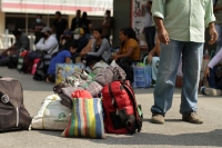 20210208. Tuxtla G. Desplazados de la comunidad de San Bartolome y Yaschen de los Pobres esperan ser recibidos afuera del edificio de del gobierno de Chiapas