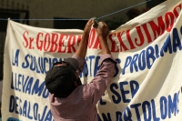 20210208. Tuxtla G. Desplazados de la comunidad de San Bartolome y Yaschen de los Pobres esperan ser recibidos afuera del edificio de del gobierno de Chiapas