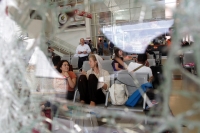 Viernes 15 de marzo del 2019. Tuxtla Gutiérrez. Negocios con destrozos y autos vandalizados después del operativo de desalojo del predio invadido en el libramiento norte