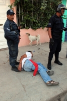 Sábado 3 de marzo del 2012. Detienen a golpeador. Tuxtla Gutiérrez, Chiapas. Un sujeto es detenido por elementos de la policía municipal en las cercanías de la 15 oriente después de golpear a una mujer y escandalizar en la vía pública.