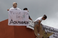 Lunes 25 de junio del 2012. Tuxtla Gutiérrez, Chiapas. Un grupo de jóvenes se manifiestan en la azotea de un edificio cercano a la plaza central donde se lleva a cabo el cierre de los candidatos del PRI.