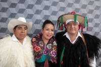 Miércoles 11 de abril del 2018. Tuxtla Gutiérrez. Continúa el registro de candidatos a las representaciones populares para la contienda electoral de este año en el estado de Chiapas. En la imagen el aspirante Mario Santis recibe su constancia por el P