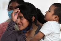 Viernes 14 de agosto del 2020. Tuxtla Gutiérrez. Juanita recibe con alegría a su Gordito en las instalaciones de la Fiscalía General del Estado de Chiapas. Después de 44 días de espera logra recuperarlo en la víspera de este día.