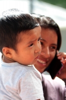 Viernes 14 de agosto del 2020. Tuxtla Gutiérrez. Juanita recibe con alegría a su Gordito en las instalaciones de la Fiscalía General del Estado de Chiapas. Después de 44 días de espera logra recuperarlo en la víspera de este día.
