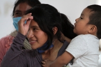 Viernes 14 de agosto del 2020. Tuxtla Gutiérrez. Juanita recibe con alegría a su Gordito en las instalaciones de la Fiscalía General del Estado de Chiapas. Después de 44 días de espera logra recuperarlo en la víspera de este día.