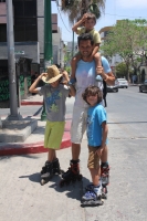 Jueves 9 de abril del 0215. Tuxtla Gutiérrez. Educación en Patines. La familia López Palacio, abandonó hace 2 años la ciudad de México para recorrer el paÃs ofreciendo a sus hijos una educación alternativa ofreciéndoles diversión, educación y conocimiento Jueves 9 de abril del 0215. Tuxtla Gutiérrez. Educación en Patines. La familia López Palacio, abandonó hace 2 años la ciudad de México para recorrer el paÃs ofreciendo a sus hijos una educación alternativa ofreciéndoles diversión, educación y conocimiento