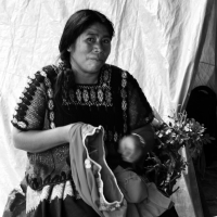Miércoles 3 de octubre del 2018. Tuxtla Gutiérrez. Las familias de indí­genas desplazados del Ejido Puebla de Chenalho regresan al plantón en la Plaza Central de la capital del estado de Chiapas.